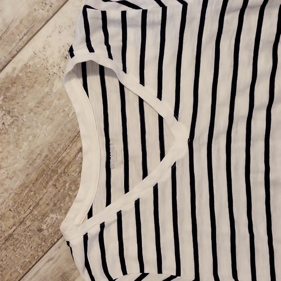 Old Navy V Neck Short-sleeved Tee Shirt - Picture 2 of 8